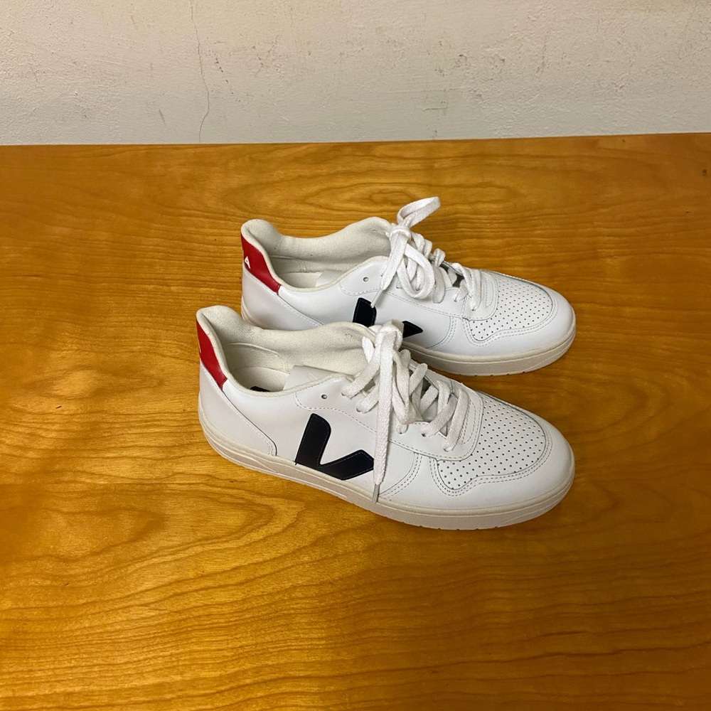 Veja women’s size 9 sneakers NWOB